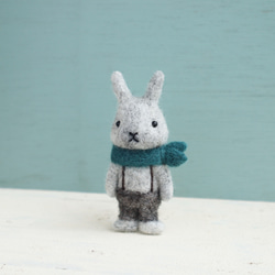 羊毛フェルトブローチ　ウサギ　グレー（つりズボン・濃グレー/スカーフ・アオミドリ） 2枚目の画像