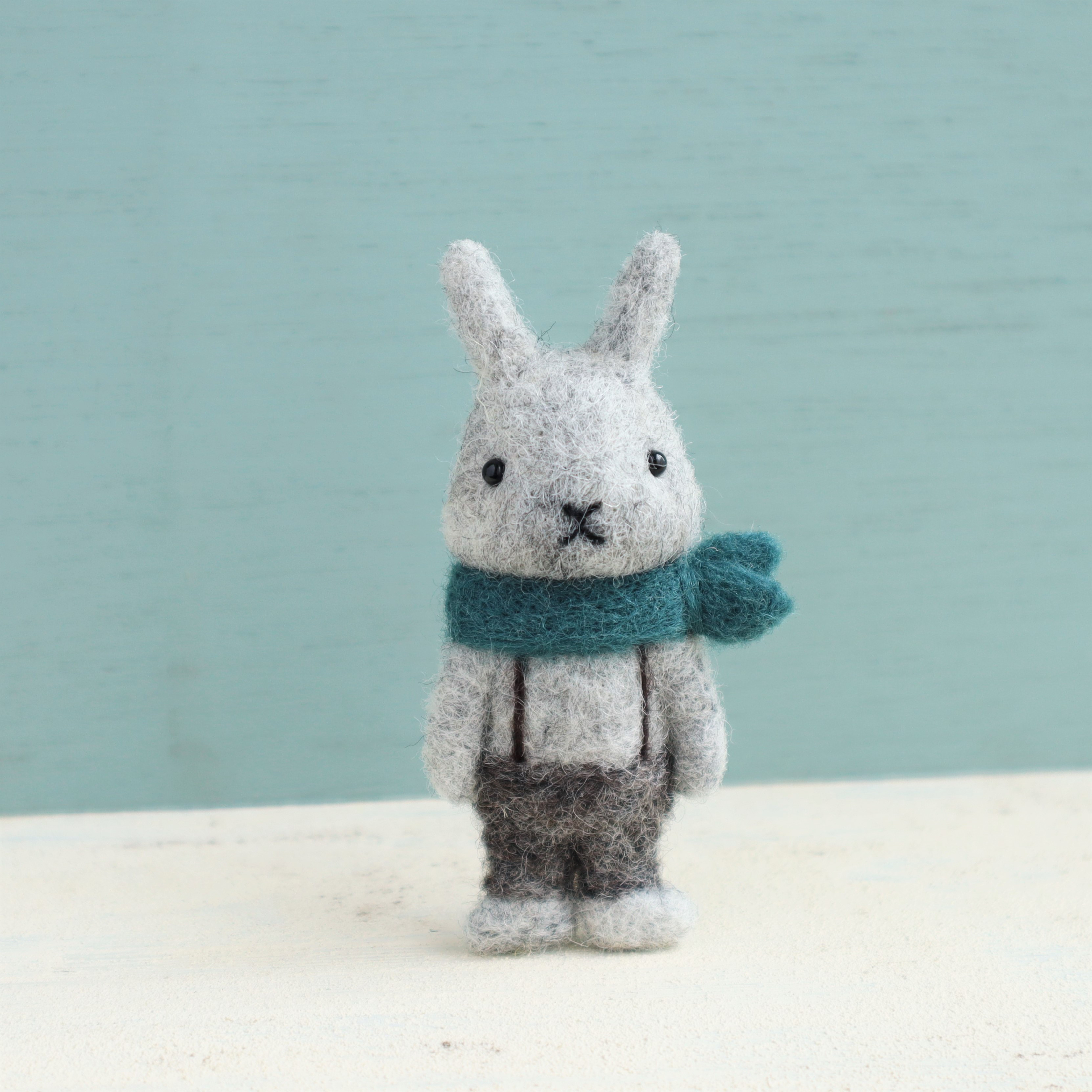 羊毛フェルトブローチ　ウサギ　グレー（つりズボン・濃グレー/スカーフ・アオミドリ）