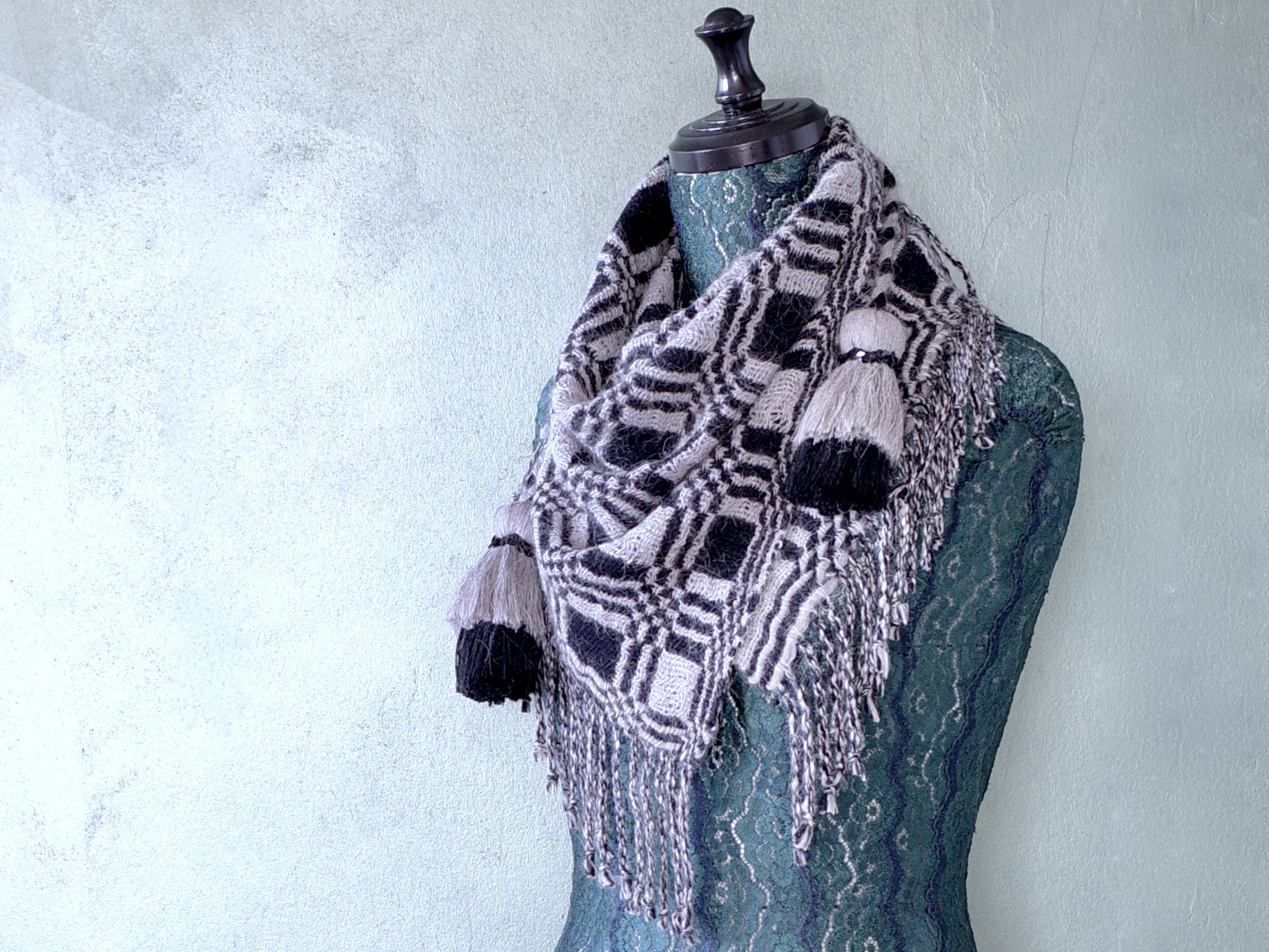 手織り 二重織 タッセル チェック モノトーン マフラー Handwoven NMMS22135