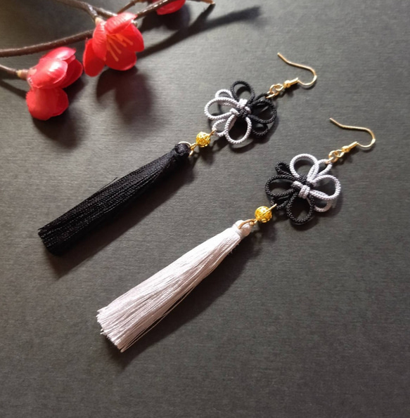 ツートンカラーの綺麗なタッセルとオリジナル作成牌のピアス