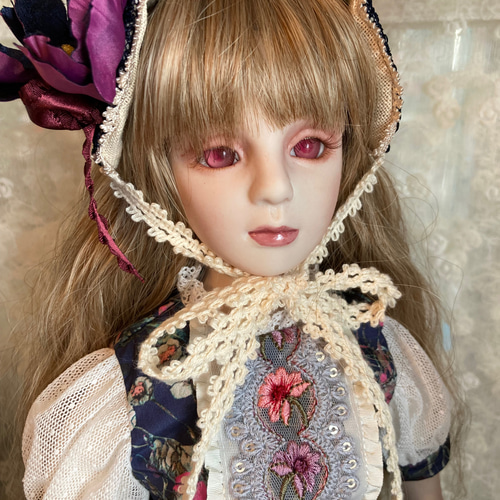 イースターギフトとしてのデザイナー人形 花柄ドレスの伝統的な人形 イースターギフトとしてのデザイナー人形 花柄ドレスの伝統的な人形