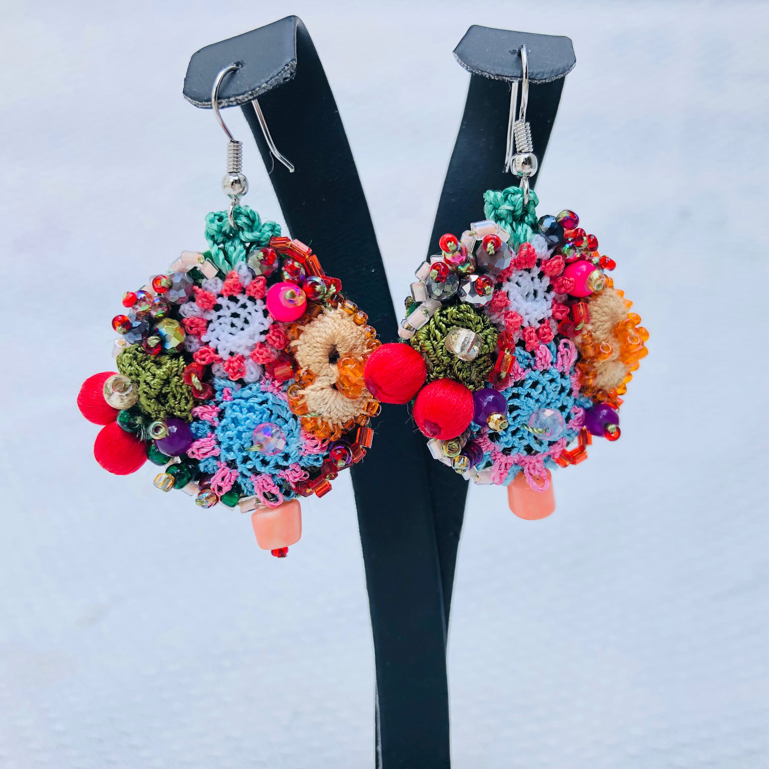 トルコ　オヤピアス　爽やかな水色のお花と赤い実がかわいい1点もの　oya刺繍ピアス　1083