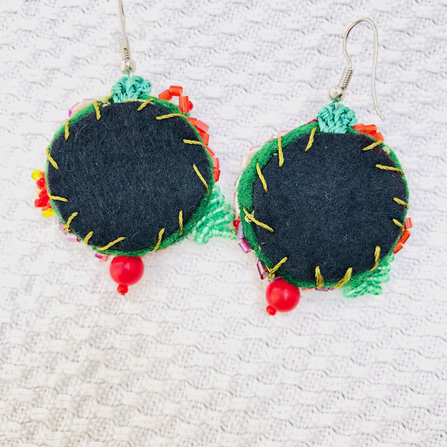 トルコ　オヤピアス　お花と果実　赤と緑のコントラストがかわいい　1点もの　oya刺繍ピアス　1084