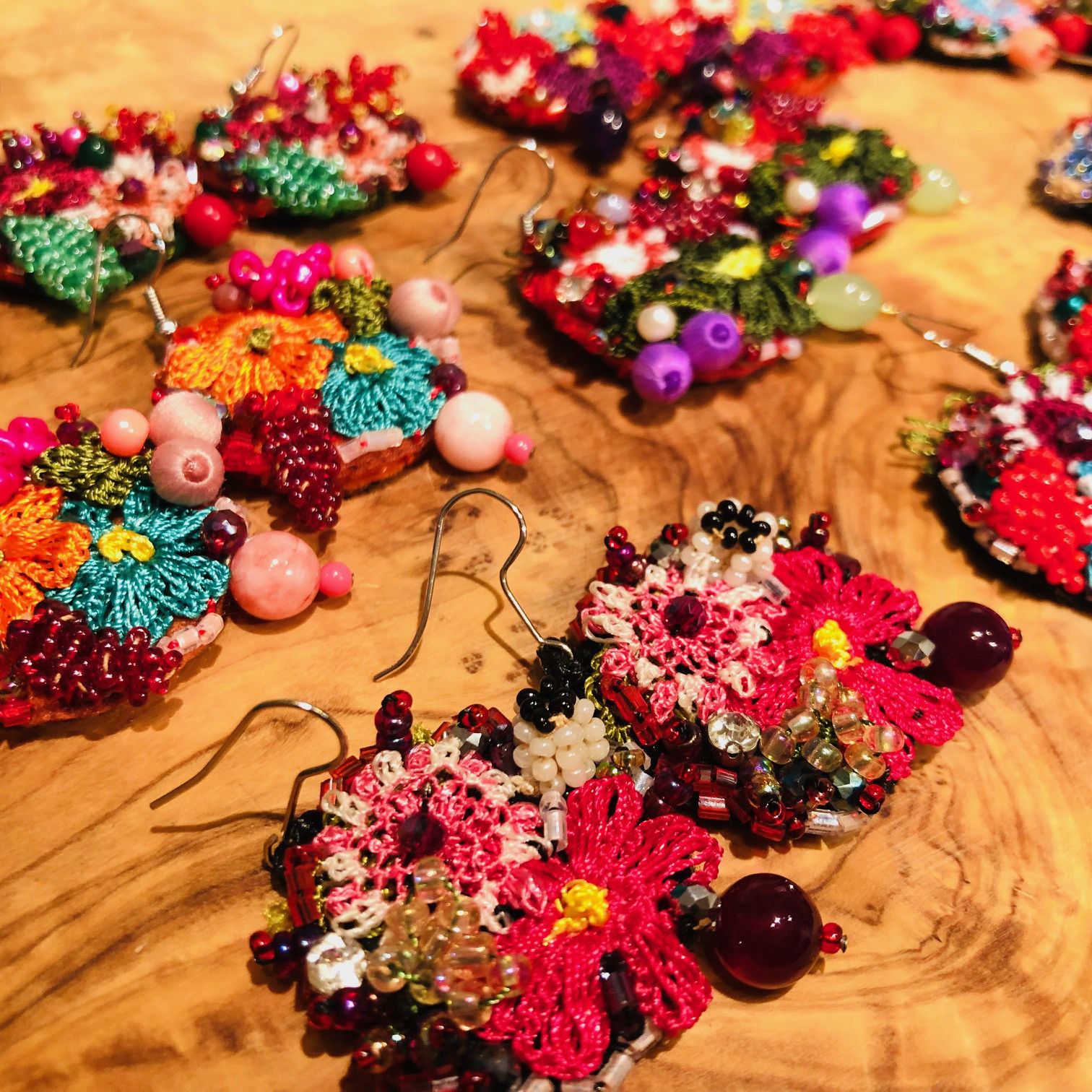 トルコ　オヤピアス　お花と果実　赤と緑のコントラストがかわいい　1点もの　oya刺繍ピアス　1084