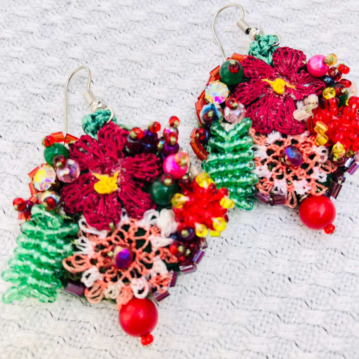 トルコ　オヤピアス　お花と果実　赤と緑のコントラストがかわいい　1点もの　oya刺繍ピアス　1084