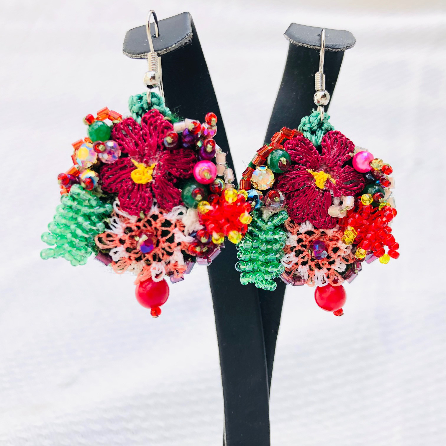 トルコ　オヤピアス　お花と果実　赤と緑のコントラストがかわいい　1点もの　oya刺繍ピアス　1084