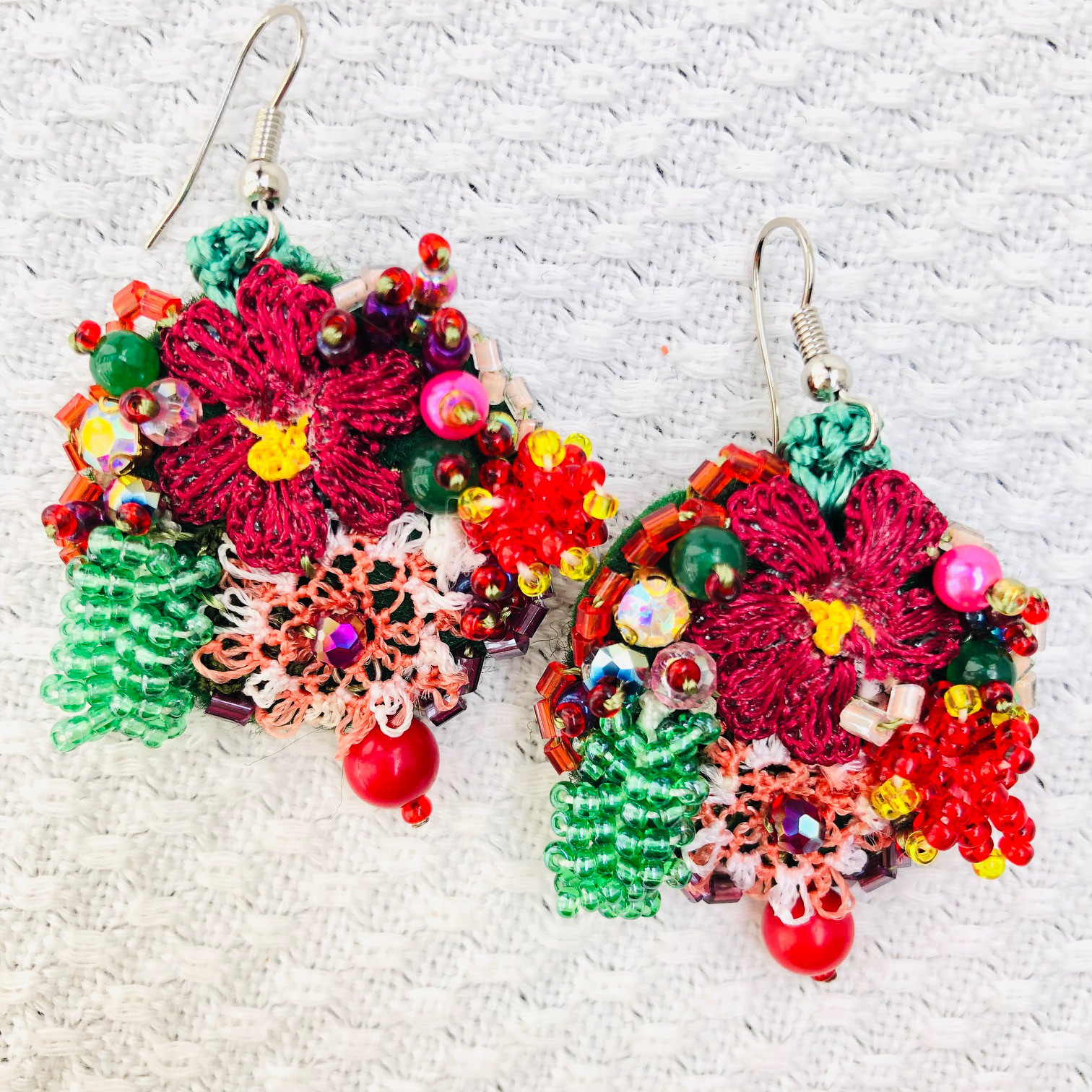 トルコ　オヤピアス　お花と果実　赤と緑のコントラストがかわいい　1点もの　oya刺繍ピアス　1084