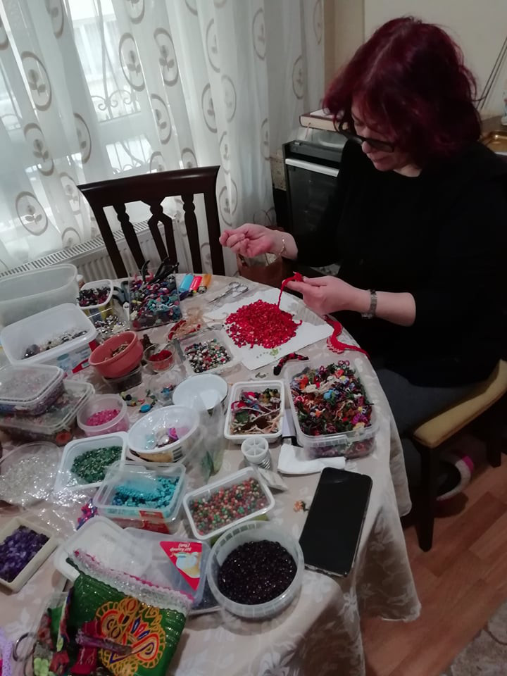 トルコ　オヤピアス　お花と果実　赤と緑のコントラストがかわいい　1点もの　oya刺繍ピアス　1084