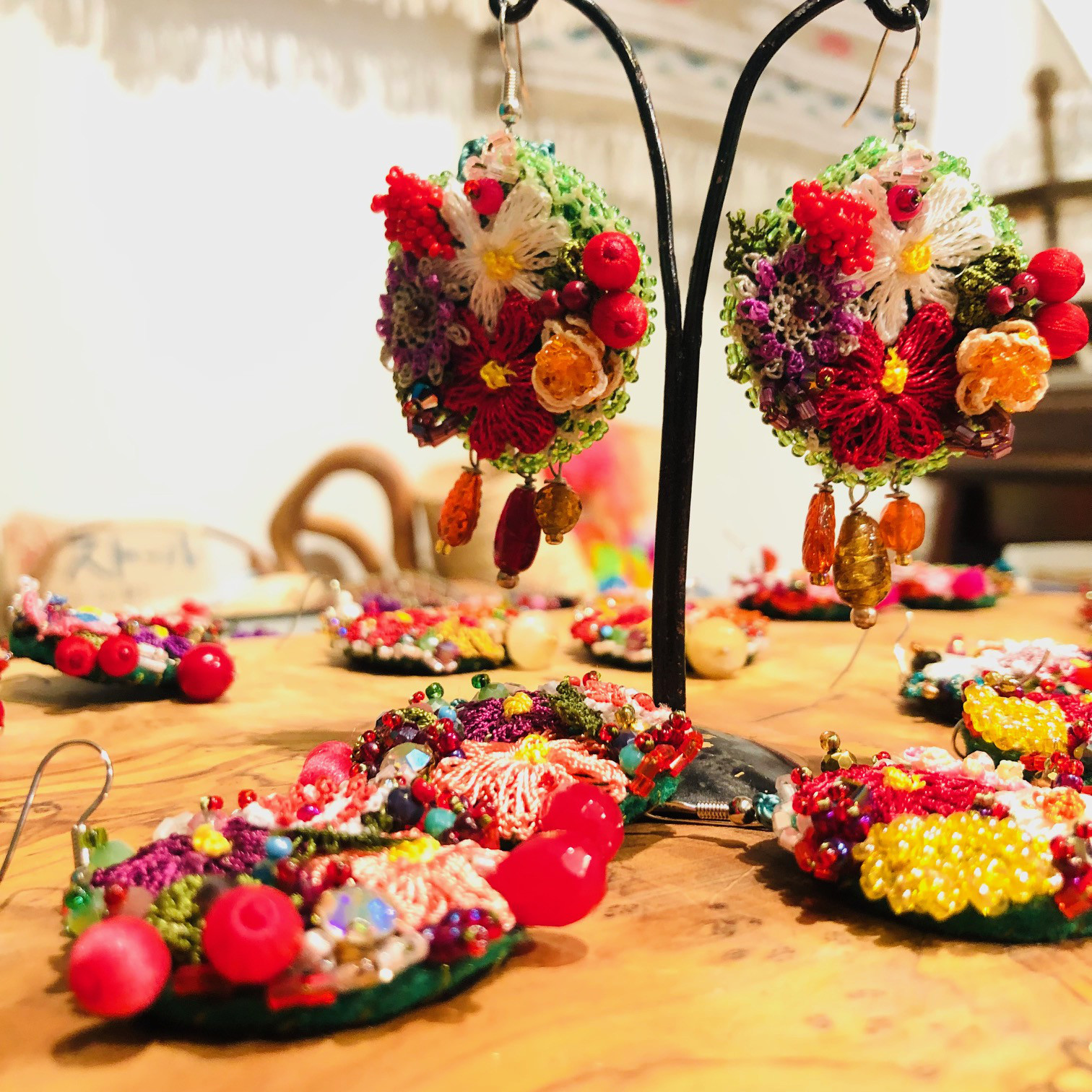 トルコ　オヤピアス　お花と果実　赤と緑のコントラストがかわいい　1点もの　oya刺繍ピアス　1084