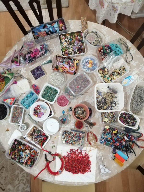 トルコ　オヤピアス　お花と果実　赤と緑のコントラストがかわいい　1点もの　oya刺繍ピアス　1084