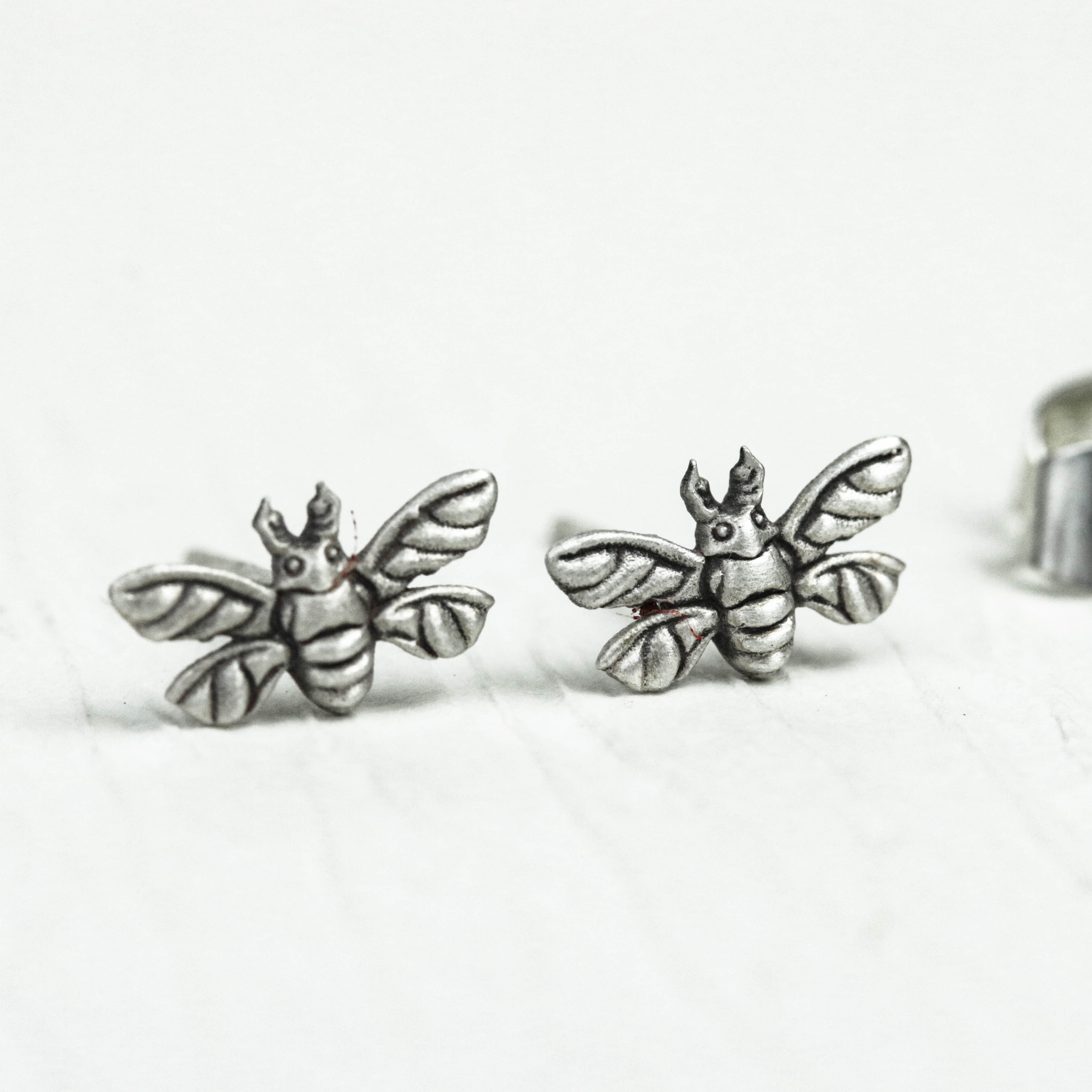 銀蜂のイヤリング,蜂のイヤリング、フラワーメッセンジャー、小さな蜂のイヤリング - 手作り