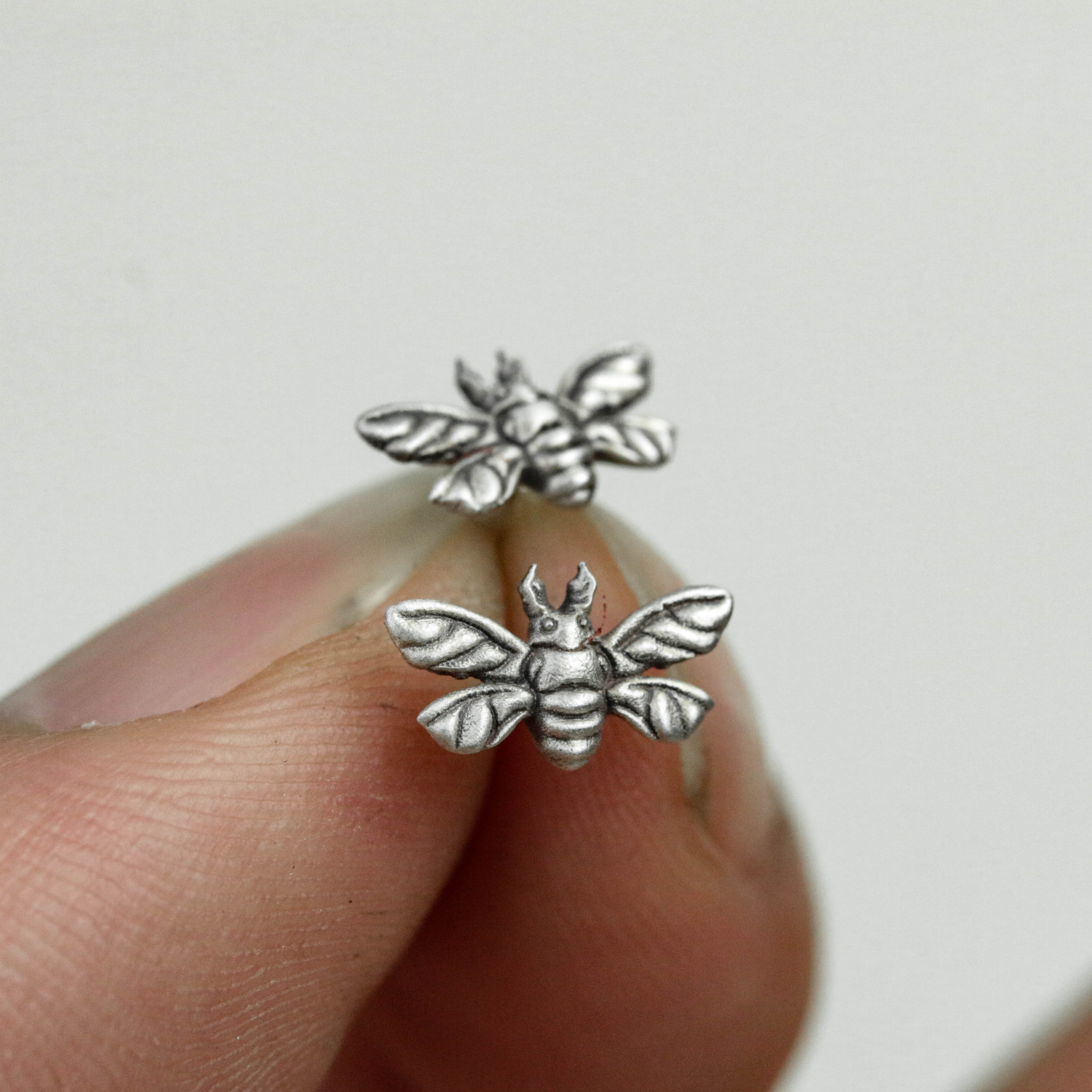 銀蜂のイヤリング,蜂のイヤリング、フラワーメッセンジャー、小さな蜂のイヤリング - 手作り