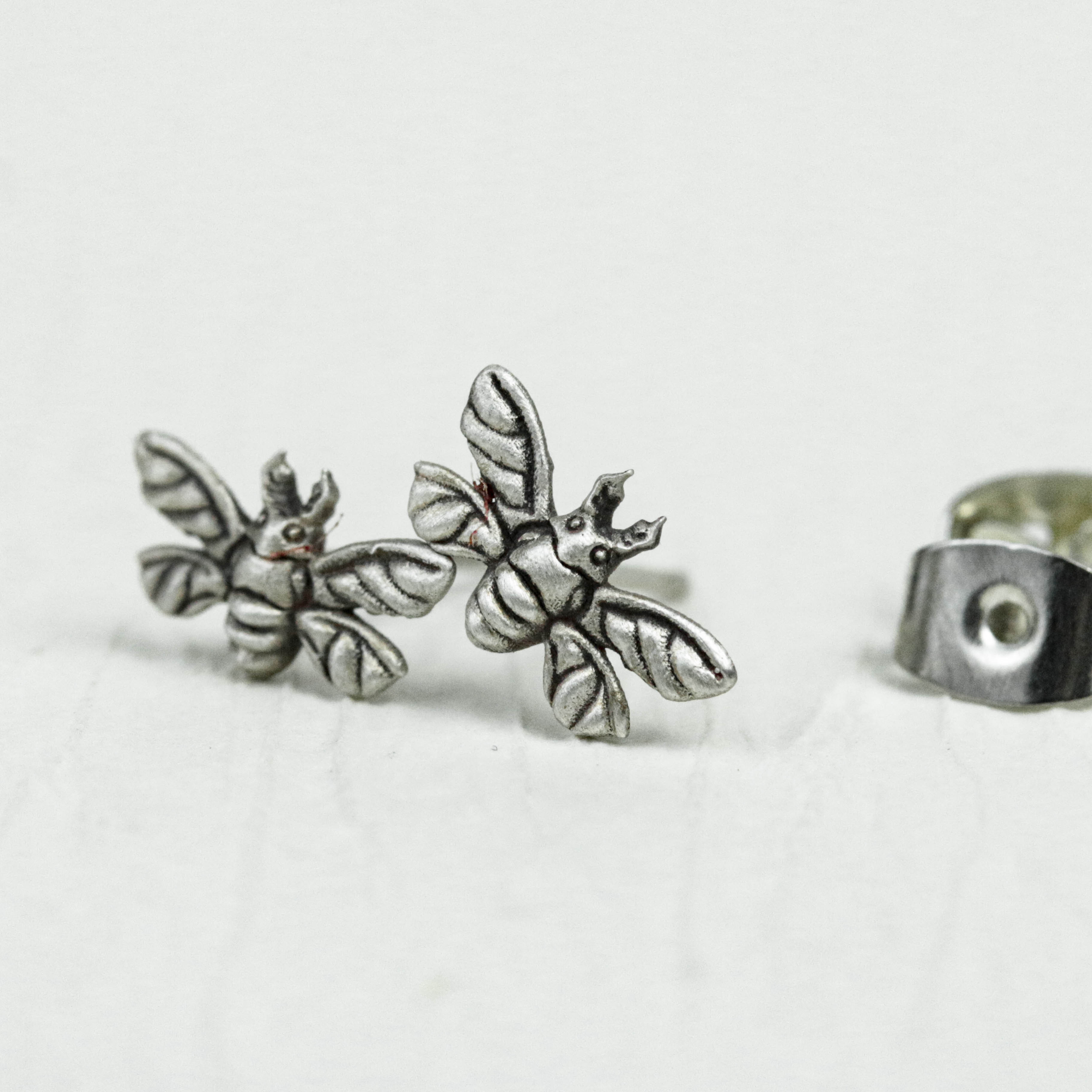 銀蜂のイヤリング,蜂のイヤリング、フラワーメッセンジャー、小さな蜂のイヤリング - 手作り