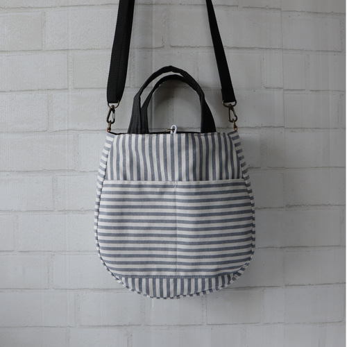 Bee❁.·+。*　マルゴーブラックポシェット まんまるポシェット＊ストライプキルト×ブラック ポシェット Bii