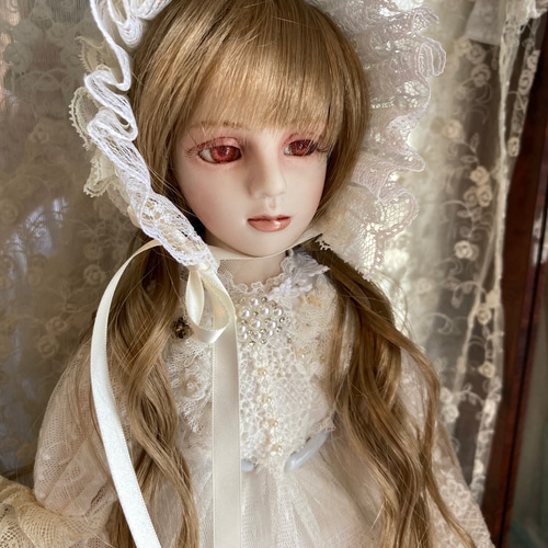 創作ビスクドール レッドアイの白いアンティーク調ロングドレス 創作ビスクドール レッドアイの白いアンティーク調ロングドレス
