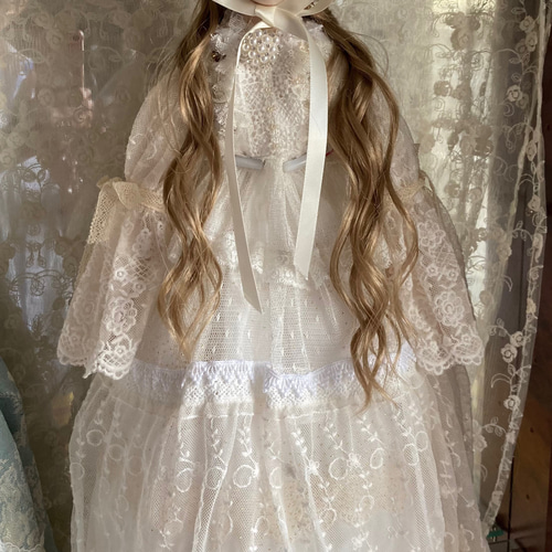 アンティーク作家様ハンドメイド　ドール服　ドレス　ビスクドール 創作ビスクドール レッドアイの白いアンティーク調ロングドレスの
