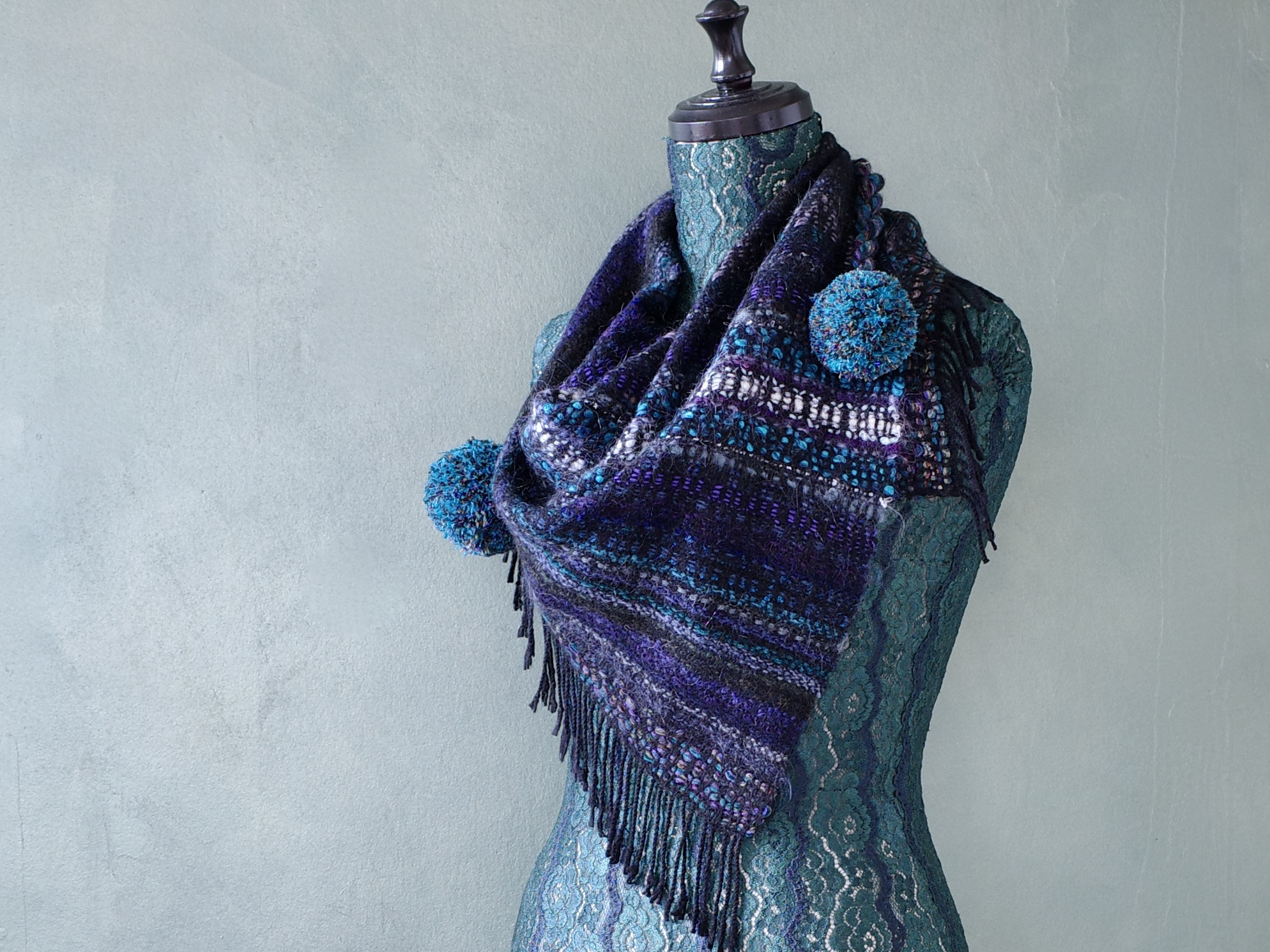 LOCALLYハンドメイド マフラー 手織り ポイントツイル織 ポンポンマフラー Handwoven TMMS22139