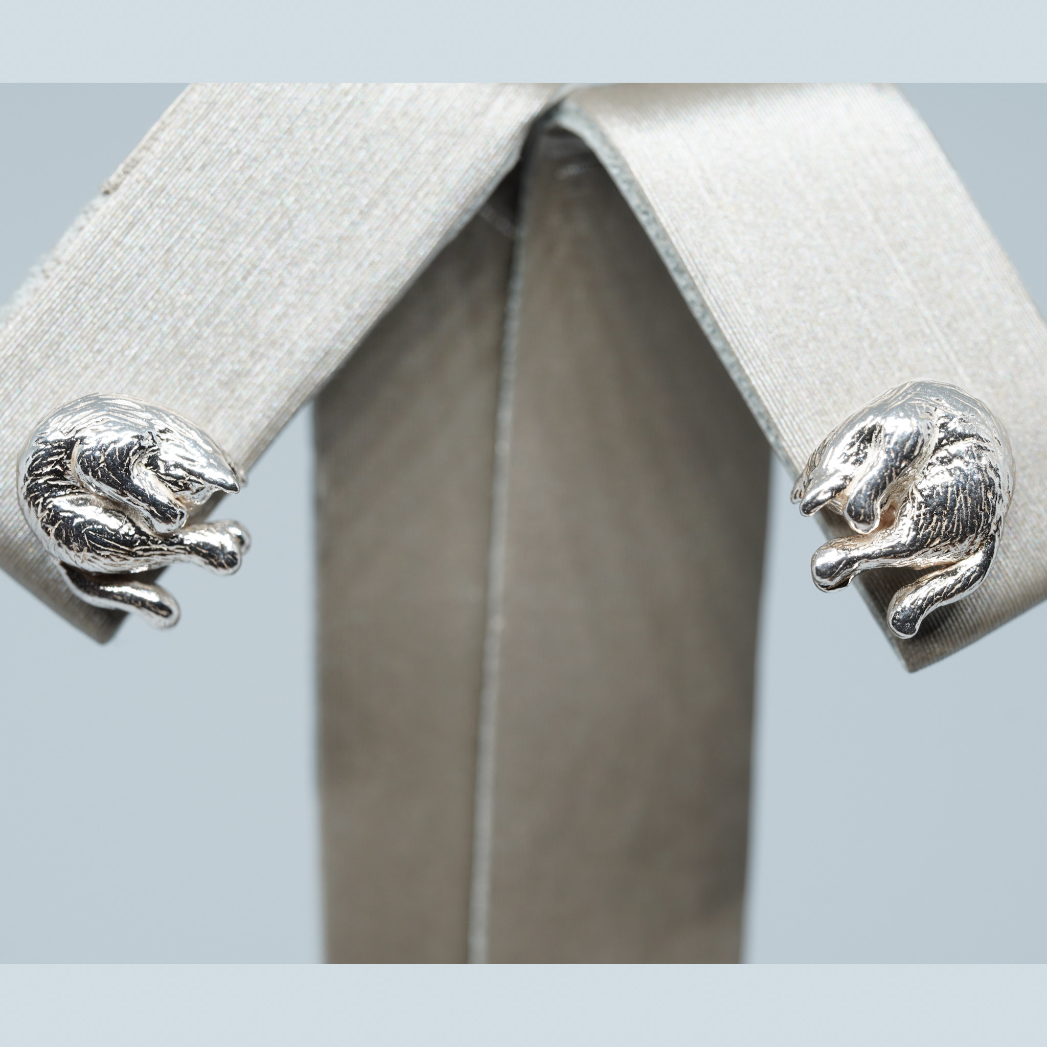 眠りに落ちていく猫　ペアピアス