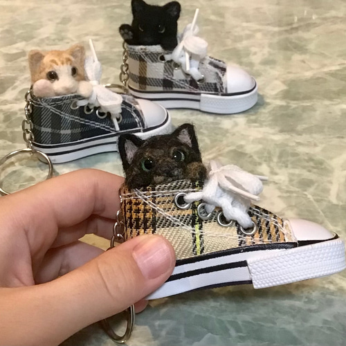 猫の日2023］ねこのスニーカーキーホルダー 羊毛フェルト プチ柴ラパン
