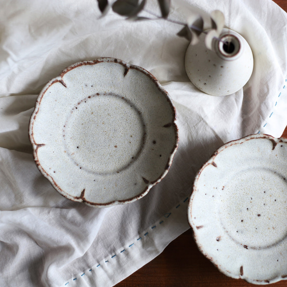 NEW! 鉄粉のある　輪花　中鉢　乳白　シャビーな雰囲気の陶器　 1枚目の画像