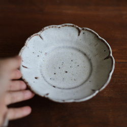 NEW! 鉄粉のある　輪花　中鉢　乳白　シャビーな雰囲気の陶器　 6枚目の画像