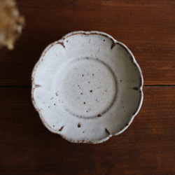 NEW! 鉄粉のある　輪花　中鉢　乳白　シャビーな雰囲気の陶器　 2枚目の画像