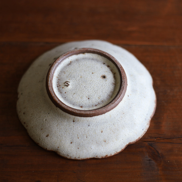 NEW! 鉄粉のある　輪花　中鉢　乳白　シャビーな雰囲気の陶器　 5枚目の画像