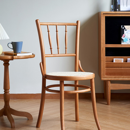 小さなアパートのためのレトロなフランスの籐ダイニングテーブルと椅子