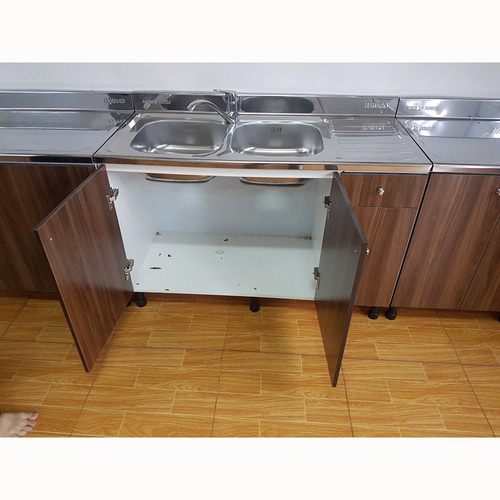 シンク付きキッチンキャビネット、下に木製キャビネット付きステンレス 