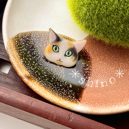 猫のブローチ 〜三毛猫ちゃん〜 ブローチ shino 通販｜Creema(クリーマ 