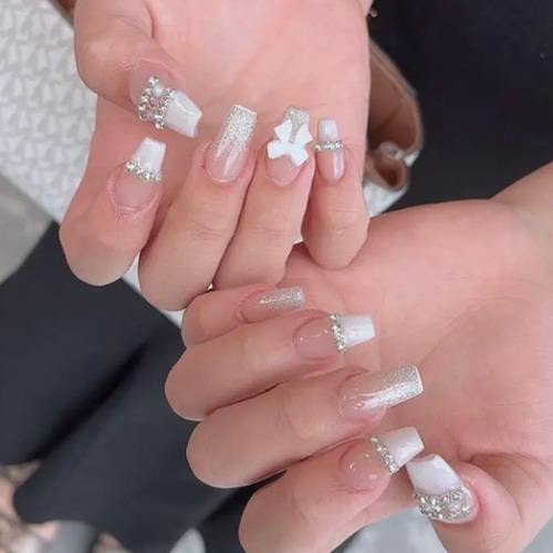 ホワイトリボンチェーンパールネイルチップ❤︎゛ ネイルチップ（つけ  