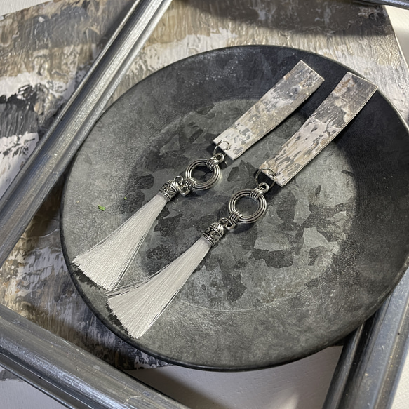【身につけるアート】タッセルの金属パーツがカッコ良いモノトーンピアス 1枚目の画像