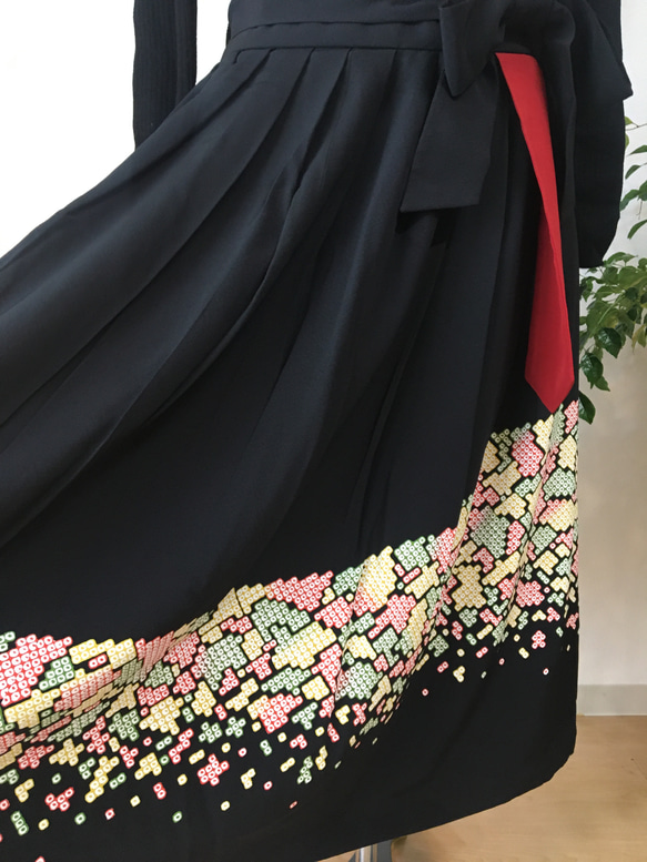 【世界最初】手描き友禅ロールスカート（ブラック色 / 日本産シルク100％） 1枚目の画像
