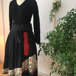 【世界最初】手描き友禅ロールスカート（ブラック色 / 日本産シルク100％） 3枚目の画像