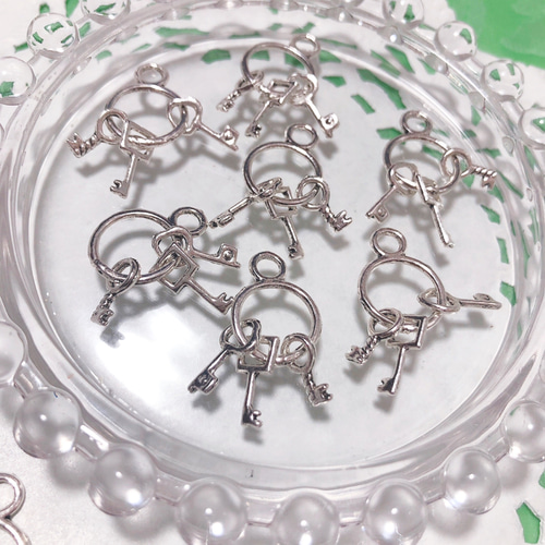 20個 シルバー 鍵 キー 鍵束 チャーム パーツ アモール チャーム AmoR