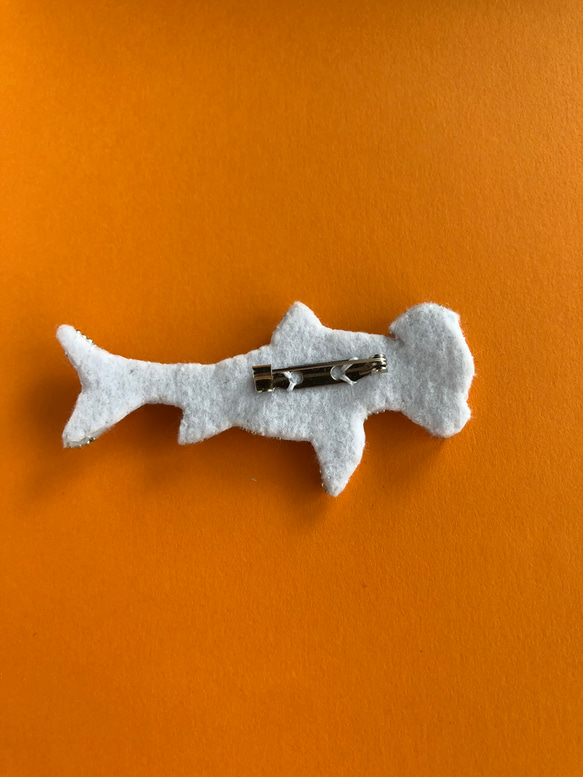 ✴︎魚シリーズ✴︎シュモクザメ(ハンマーヘッド)のビーズ刺繍ブローチ 6枚目の画像