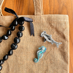 ✴︎魚シリーズ✴︎シュモクザメ(ハンマーヘッド)のビーズ刺繍ブローチ 2枚目の画像