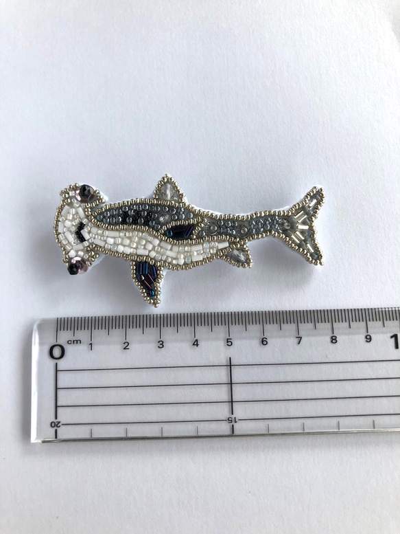 ✴︎魚シリーズ✴︎シュモクザメ(ハンマーヘッド)のビーズ刺繍ブローチ 7枚目の画像