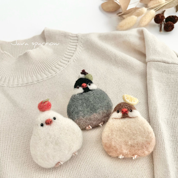 B】ブランコに乗った白文鳥さん 羊毛フェルトブローチ