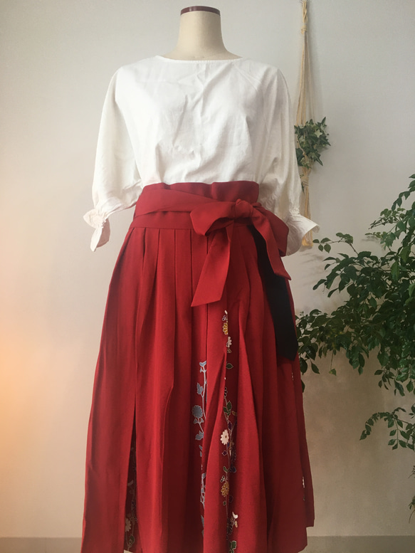 【世界最初】手描き友禅ロールスカート（赤色 / 日本産シルク100％） 4枚目の画像