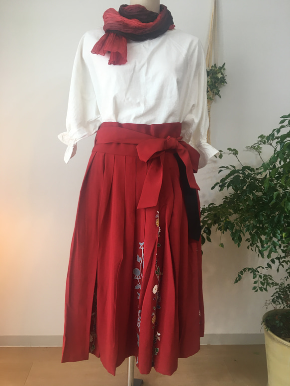 【世界最初】手描き友禅ロールスカート（赤色 / 日本産シルク100％） 5枚目の画像
