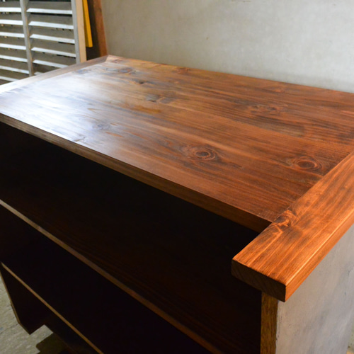 シャビーなバーカウンター 美容室 飲食店 モルタル調 カフェ 木製