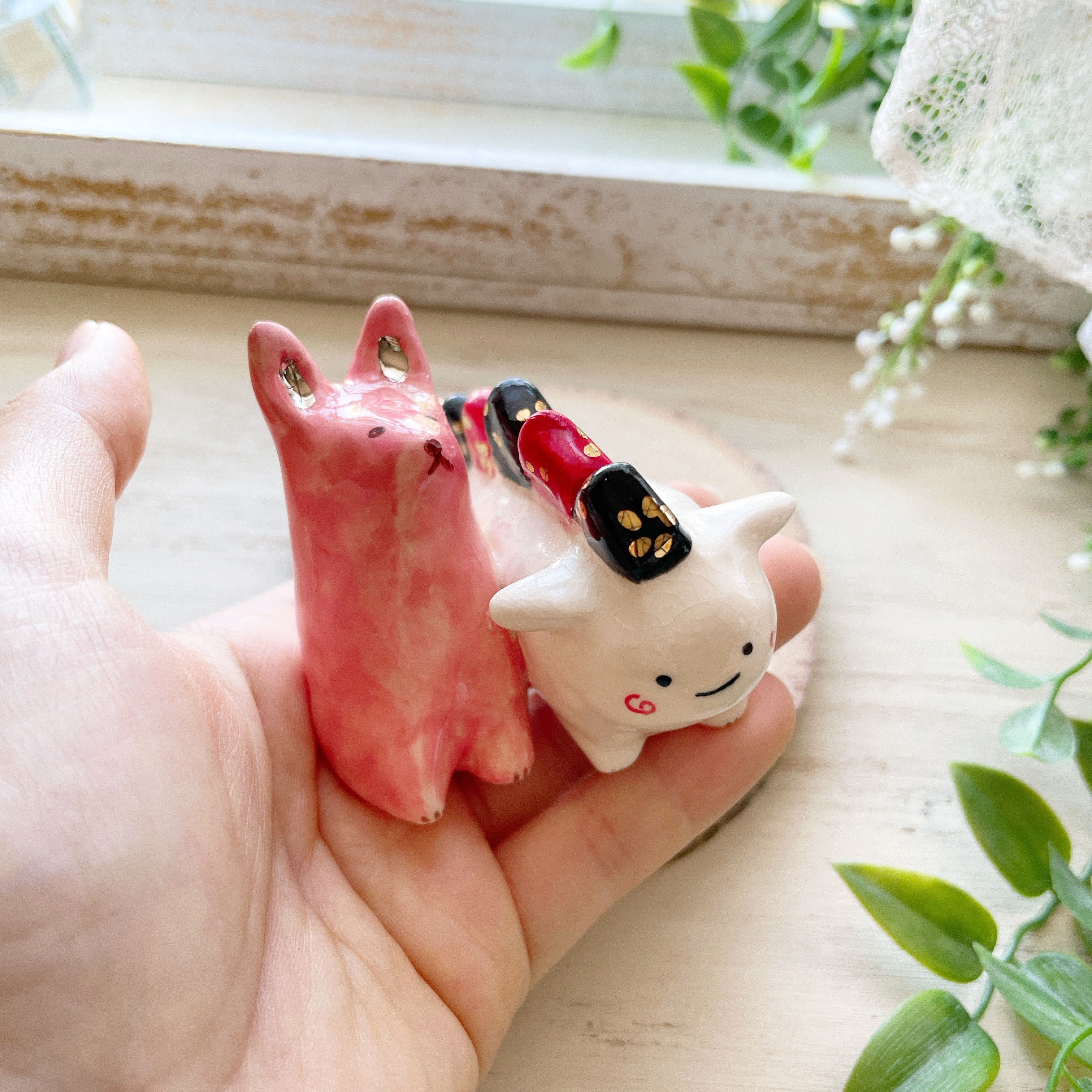 うさぎとベビーぴーすこ君 陶人形 金彩 銀彩  /  恐竜 ウサギ 卯年 干支