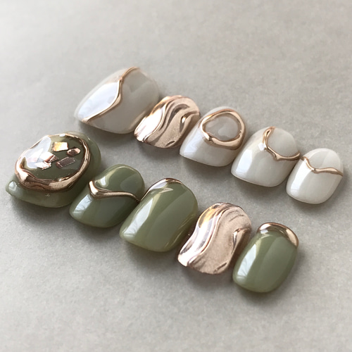 ベージュとピスタチオグリーンニュアンスネイル ミラーネイル ゴールド  