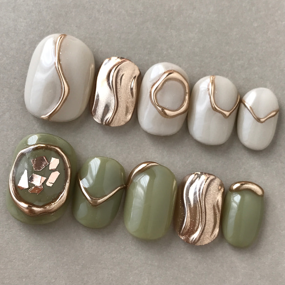 ベージュとピスタチオグリーンニュアンスネイル ミラーネイル ゴールド  