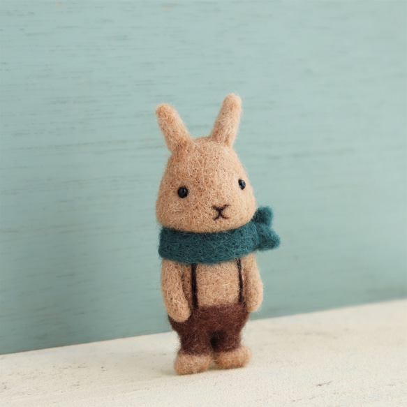 羊毛フェルトブローチ　ウサギ　ブラウン（つりズボン・茶/スカーフ・アオミドリ） 3枚目の画像