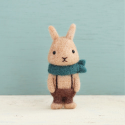 羊毛フェルトブローチ　ウサギ　ブラウン（つりズボン・茶/スカーフ・アオミドリ） 1枚目の画像