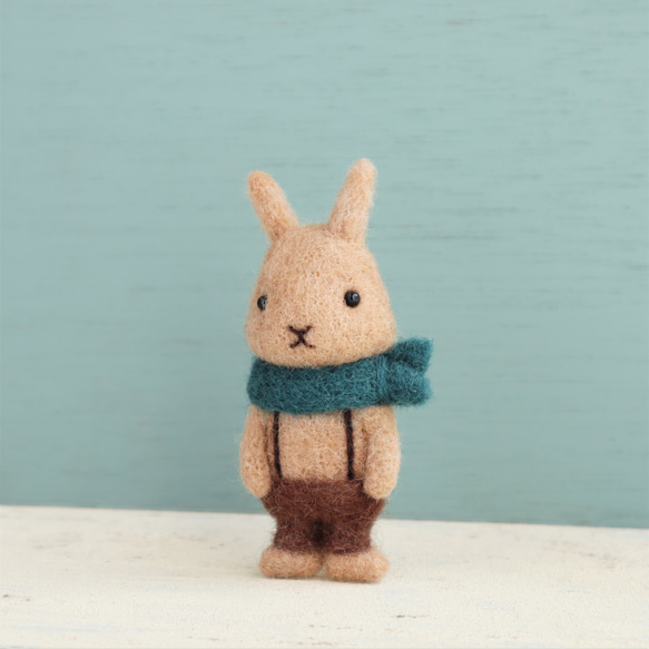 羊毛フェルトブローチ　ウサギ　ブラウン（つりズボン・茶/スカーフ・アオミドリ） 2枚目の画像