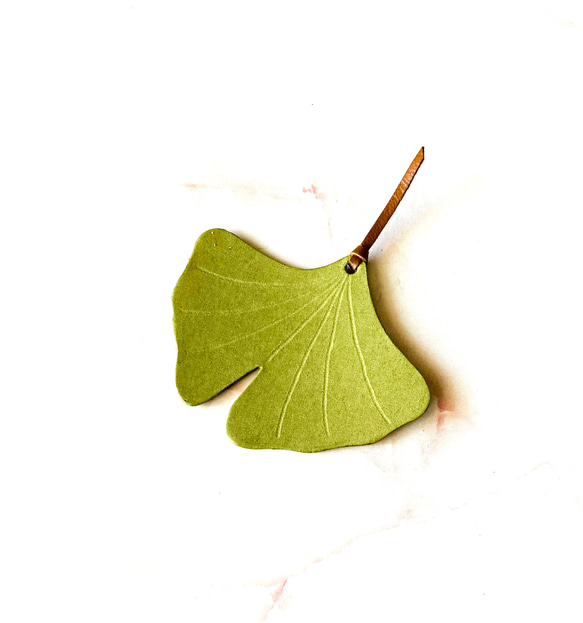 彩づきはじめたイチョウの葉の国産ヌメ革ブックマーカー 1枚目の画像