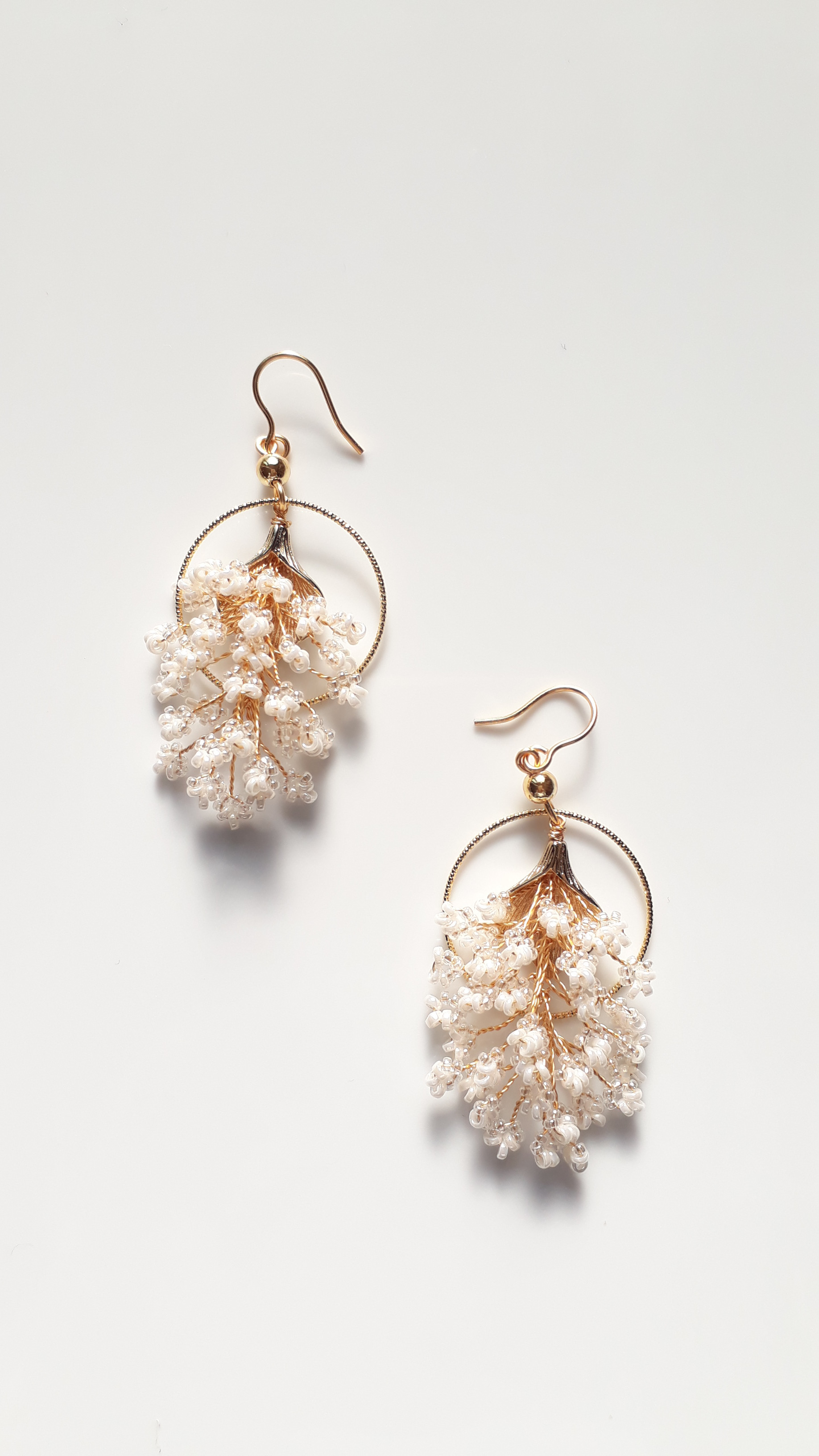 ホワイトのビーズのイヤリングアクセサリー / 6.50 cm